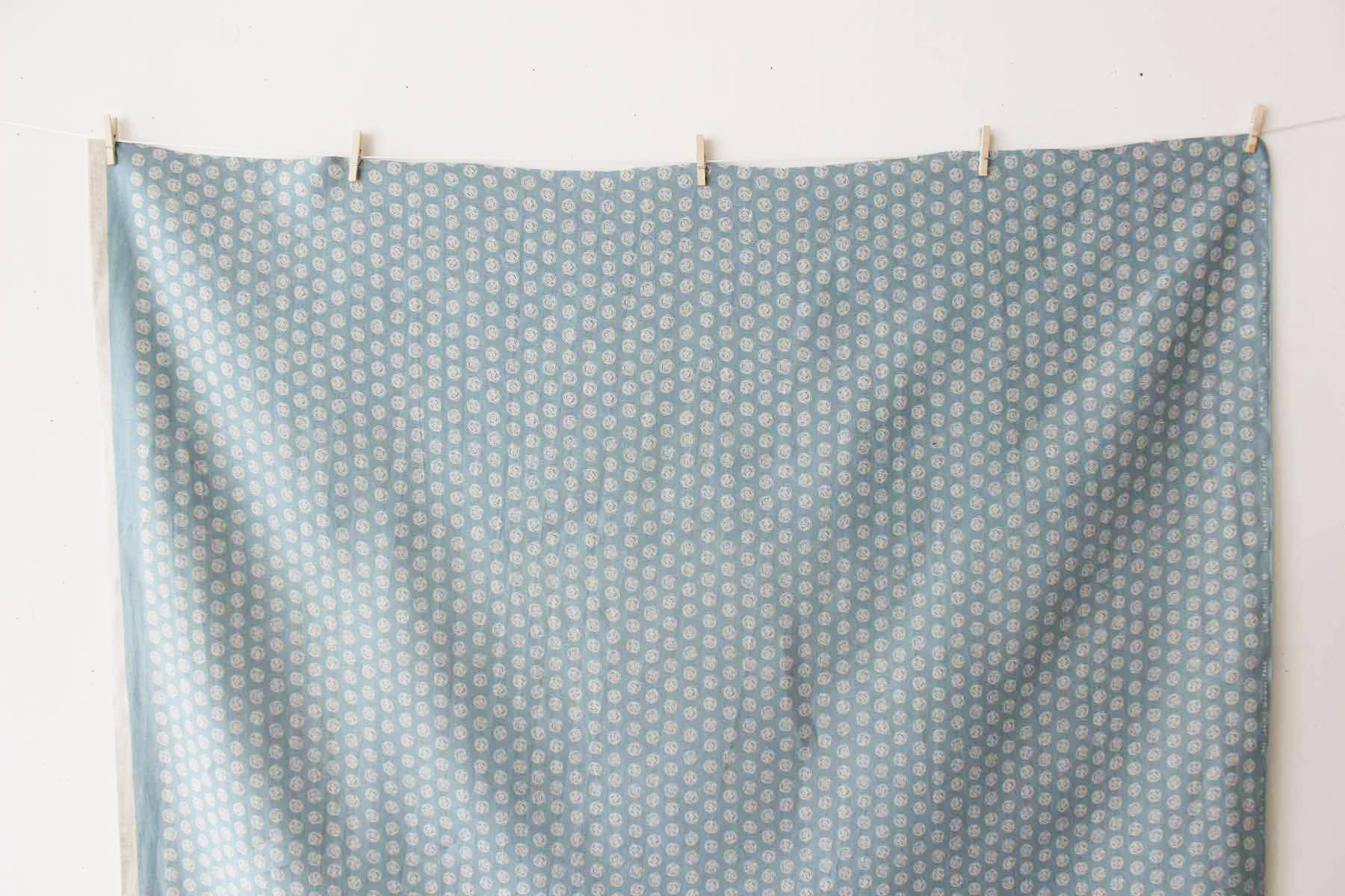 LINNETリネンプリント <br/>
        ローズドット・グリーン